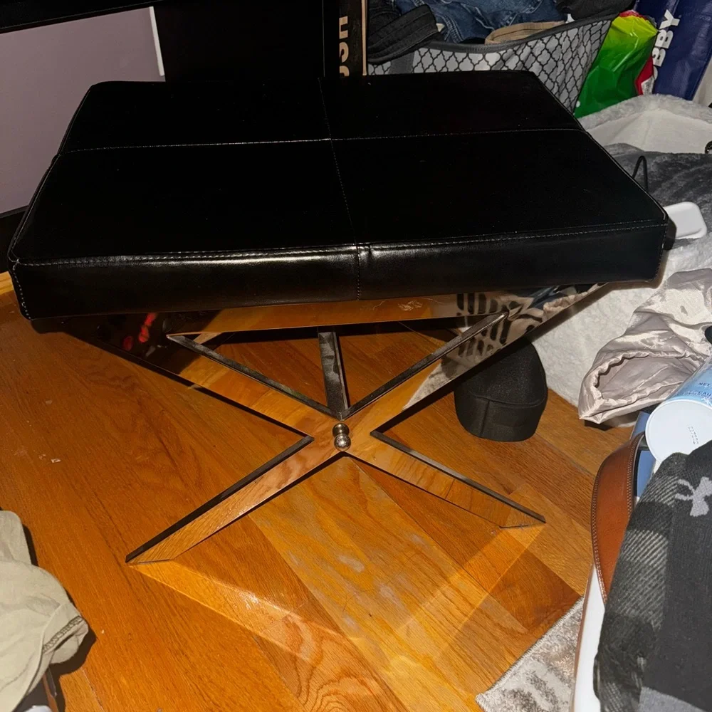 Makeup Vanity with stool, great condition! Used lightly! Staten Island pick up